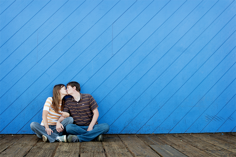 los angeles engagement photographer, engagement photography, hula hoop, couple kissing, santa monica pier, santa monica engagement session